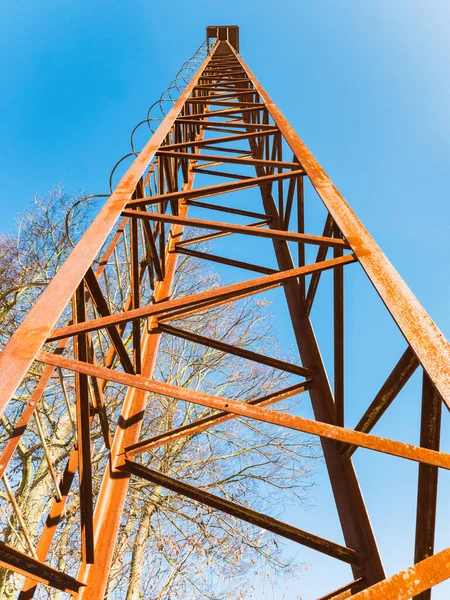 Alter Rostiger Wachturm Alte Öffentliche Lautsprecher Übertragen Auf Hohen Turm — Stockfoto