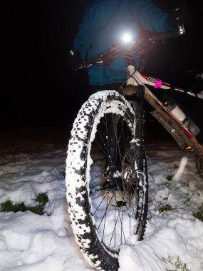 Karda aşırı bir ırk. Kaygan zeminde kazara MTB 'yi iten çocuk kış macerası ve aşırı eğlenceli