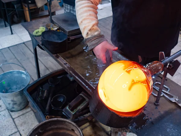 Soplador Vidrio Formando Hermosa Pieza Vidrio Por Método Tradicional Mano — Foto de Stock