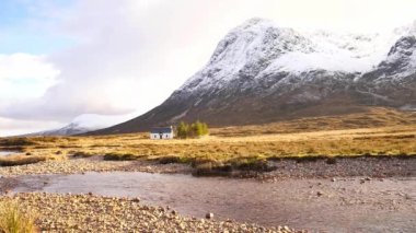 Buachaille Etive Mor dağının eteklerinde, İskoç Highlands 'taki Glencoe Vadisi' nin girişinde. Higland İskoçya 'da Güneşli bir kış gününde.