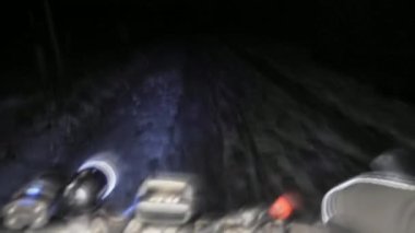 Gece boyunca MTB 'de karlı yolda dikkatli ol. Kış mevsiminde aşırı antrenman. Sıcaklığın sıfırın altında olduğu kış havası.