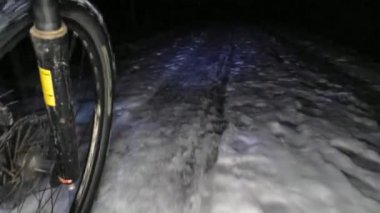 Kar tozu içinde dağ bisikletiyle gece gezintisi. Kar yığınında kaybolan yol