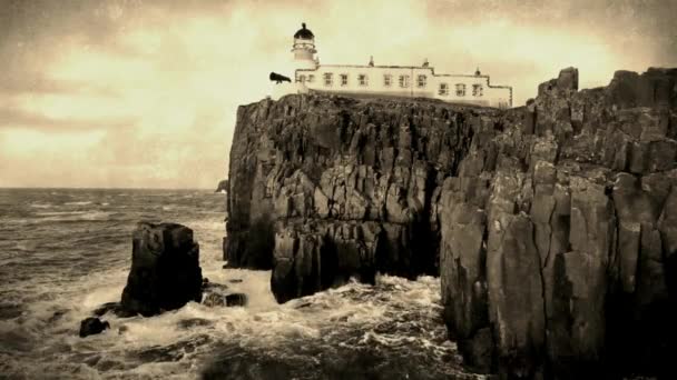 스코틀랜드에 스카이 섬의서 해안에 있는네이스 포인트 등대입니다 등대가 헤브리디스의 바위와 — 비디오