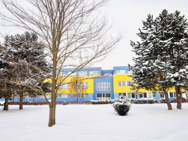 Beyaz karda tipik prefabrik yapı. Taze karın aksine renkli konut binaları. Soğuk soğuk hava, kar fırtınası