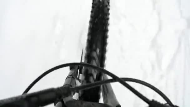 Jinete Mtb Mirando Debajo Rueda Delantera Durante Paseo Nieve Invierno — Vídeo de stock