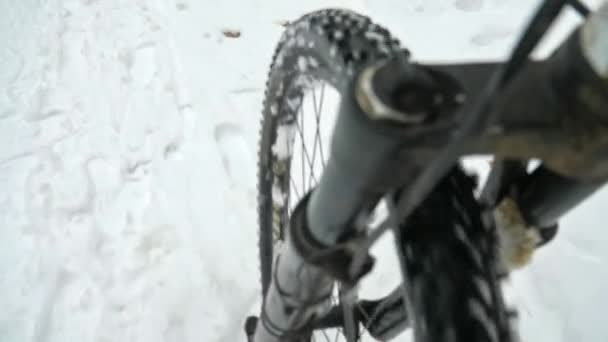 Rueda Delantera Del Mtb Gira Con Fuerza Torpemente Nieve Pisoteada — Vídeos de Stock