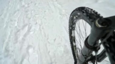 Hokey patenli siyah tozlu erkek bacaklarının detaylı buz pateni. Gölde açık havada buz pateni. Yavaş çekim.