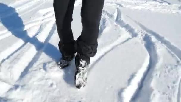 難しい傷を飛び越え 氷の上で雪の上に雪を踏みつけ — ストック動画