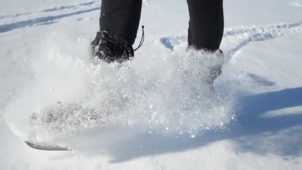 Homem Silhueta Pernas Patinando Chão Gelo Lago Dia Ensolarado Forma — Vídeo de Stock
