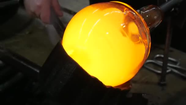 ガラスメーカーのワークショップスタジオで製造工程で手作業で溶融ガラスの泡を形成するガラスブロワ — ストック動画