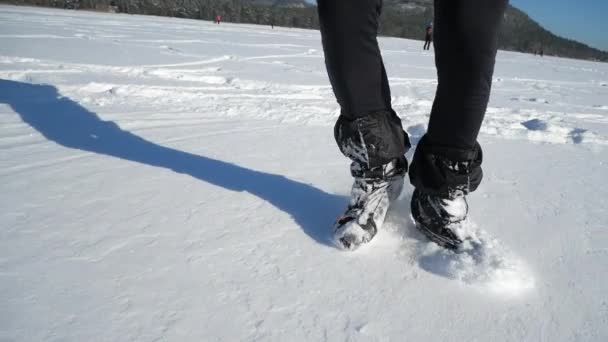 Fotløper Utendørs Snødekt Den Lave Vintersolen Lyser Opp Isen Mørke – stockvideo