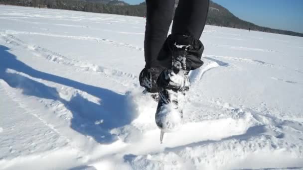 Sportman Schaatsen Gekropt Lage Hoek Uitzicht Toont Bewegende Benen Diepe — Stockvideo