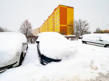 Kışın sürekli kar yağarken mahalledeki evlerin otoparklarına park ediyorlar. 