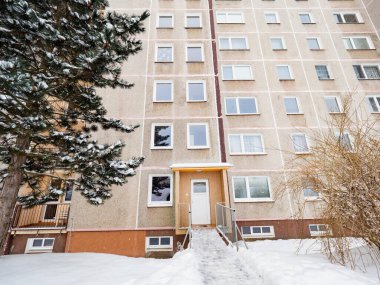 Karda kör pencereleri olan modern apartman binaları. Kentin varoşlarında ucuz bir sosyal hayat.. 