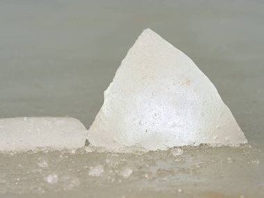 Buzul gölünün sahilinde eriyen buz kütlesi görüldü. Eriyen buzullar Dünya için önemli bir su kaynağıdır.