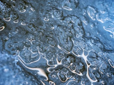 Plajda erimiş buz var. Soğuk mavi sudaki tuhaf buz kalıpları..