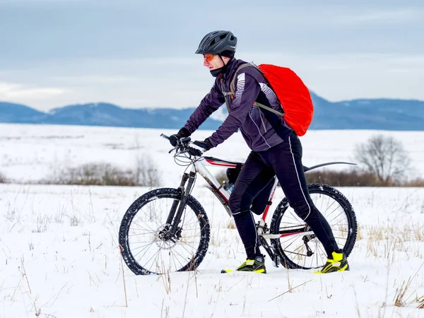 Ciclista Terno Esporte Preto Empurrando Bicicleta Montanha Trilho Nevado Extrema Imagem De Stock