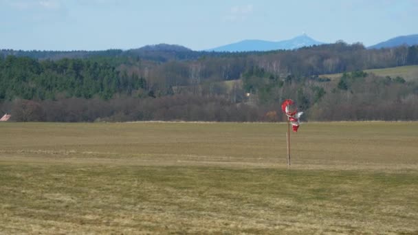 红白相间的风在弱风中摇曳 在机场起飞的飞行员 着陆飞机或伞兵的基本风力测量 — 图库视频影像