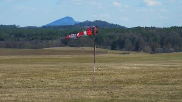 Chaussette Vent Rouge Blanche Montrant Direction Vent Avec Des Collines — Video