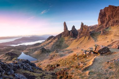 Storr 'un İhtiyar Panorama' sı, Skye Adası, İskoçya. Kayalık dağlar ve İskoçya 'nın nefes kesici manzarası. Manzara Manzarası Görünümü 
