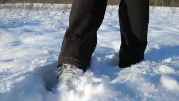 Junge Läuft Hohen Stiefeln Durch Den Schnee Gegen Die Sonne — Stockvideo