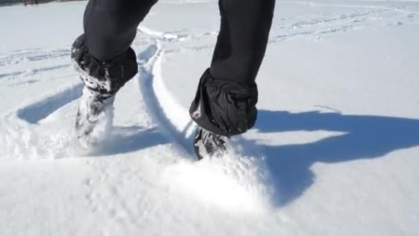Передний Вид Ноги Хоккейных Коньках Сапоги Движущиеся Глубоком Снегу Снег — стоковое видео