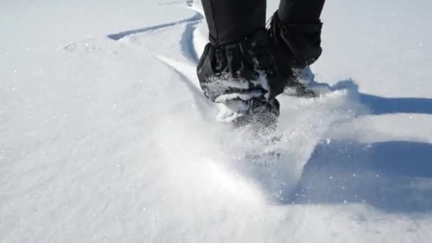 Bewegende Benen Van Onherkenbare Sportman Schaatsen Man Schaatsen Bevroren Meer — Stockvideo