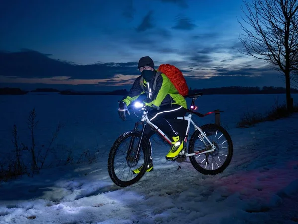 Guy Ciclista Senta Mtb Durante Passeio Noturno Parque Cidade Neve Fotografias De Stock Royalty-Free