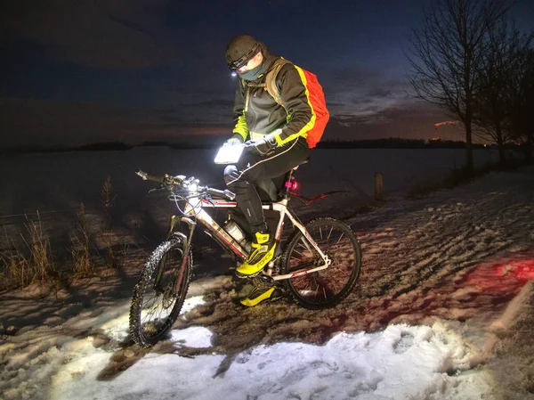 Winter Extreme Fietser Schittert Met Koplamp Het Reisschema Van Oriëntatieloopwedstrijd Stockafbeelding