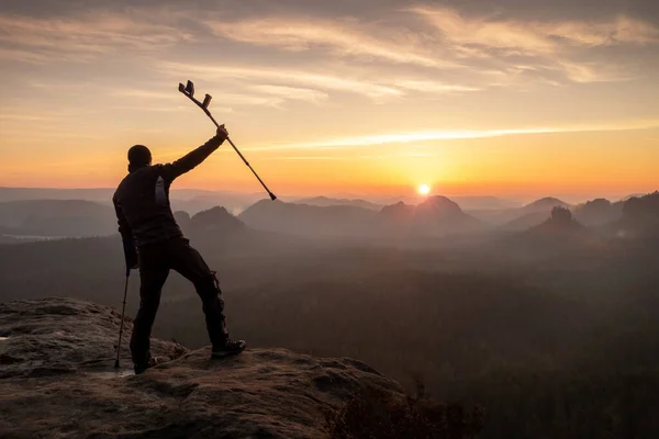 Silhouet Van Een Gelukkige Man Met Uitgestrekte Armen Met Krukken Stockfoto