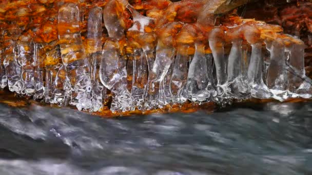 Agua Corriente Hielo Escotilla Polvo Invierno Hielo Brillante — Vídeo de stock