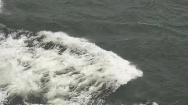 Ξύπνημα Πλοίου Αφρώδες Κύμα Στη Θάλασσα Πίσω Από Σκάφος — Αρχείο Βίντεο