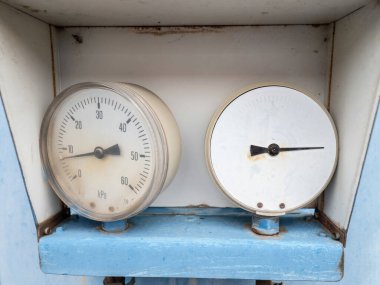 Eski arızalı analog manometre. Manometreler eski buhar gücü tren motorunda buhar basıncı gösteriyor 