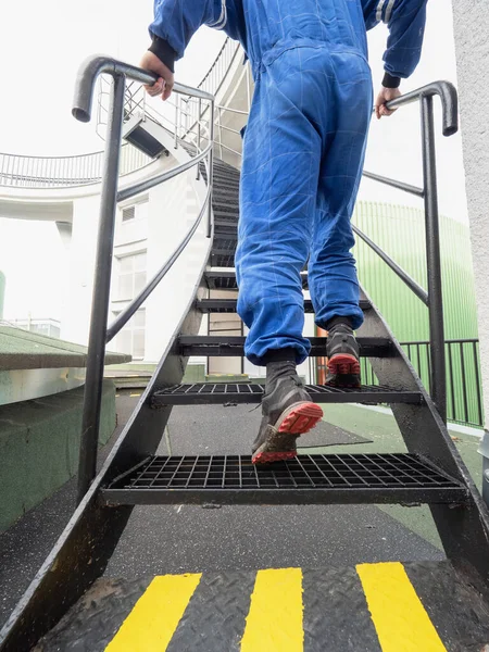 Trabalhador Escada Visão Baixo Ângulo Engenheiro Industrial Que Sobe Escadas Imagens Royalty-Free