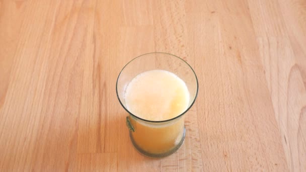 Vitaminer Glass Vann Brystholdige Oransje Vitamintabletter Faller Glass Vann Oppløses – stockvideo