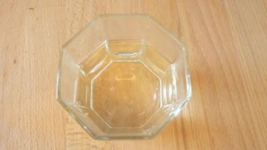 Plastik şişe bardağa su döker, parmaklar da aspirin tabletine dökülür. Vitaminli sağlıklı bir tıbbi içecek.