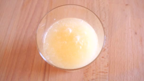Preparando Vaso Gaseosa Bebida Vitaminas Amarillas Prevención Enfermedades Concepto Atención — Vídeo de stock