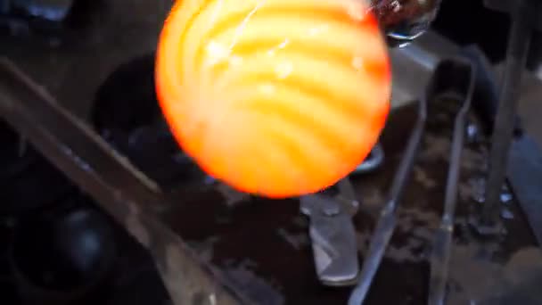 Glasblazende Crafter Rondt Warmgestreepte Vaas Met Nat Houtsnijgereedschap Aan Het — Stockvideo