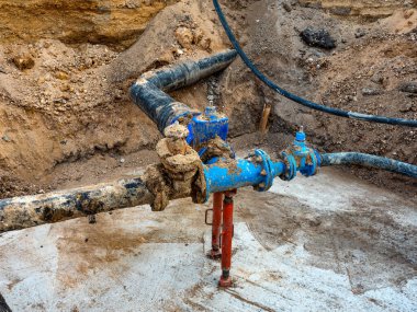 İçilebilir su boruları. İçme suyunun ana dalını konut evleri için bir dalla geçmek..