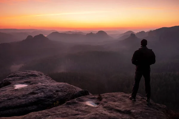 Moment Voor Zonsopgang Alleen Toerist Het Zwart Wachten Ochtendzon Bergen — Stockfoto
