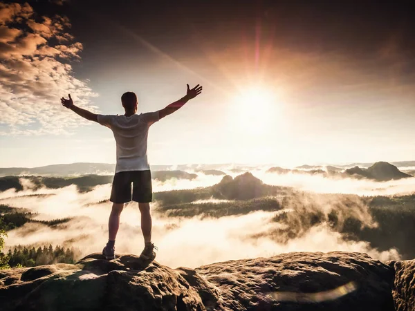 Fantastisk Utsikt Över Winterbergs Bergskedja Med Glad Turist Förgrunden — Stockfoto