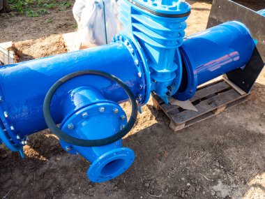 Su borusuna valf yerleştirmek için yer altı bacası. İçilebilir su tedarik şirketi