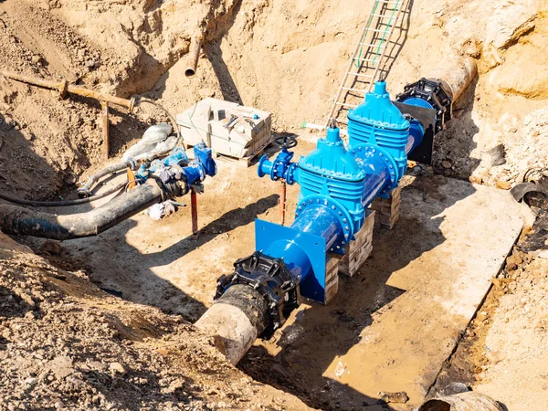 砂漠都市 郊外への飲料水の供給のための水道長距離パイプライン 飲料水不足の問題 — ストック写真