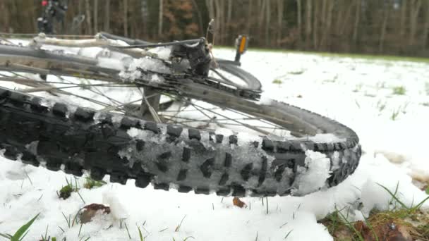 Detalj Ett Bakhjulsdäck Med Frusen Snö Ett Däckmönster Vinterträning Cykel — Stockvideo