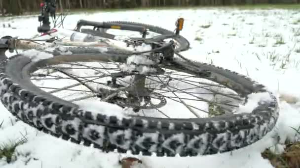 Roterande Bakhjul Mountainbike Med Höggreppsdäck Cykeln Vintern Snö Ligger Ena — Stockvideo