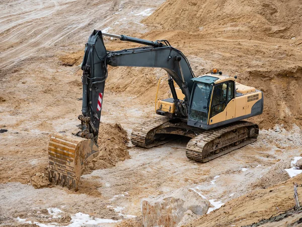 大規模な白い砂の採石場でトラックタイプローダー掘削機 建設現場で屋外での土木工事中の掘削機ローダーマシン — ストック写真