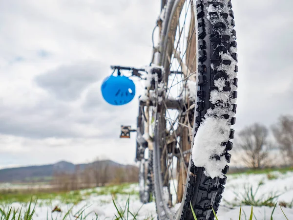 Mountain Bike Pneu Prado Nevado Inverno Superfície Nevada Escorregadia Muitos — Fotografia de Stock