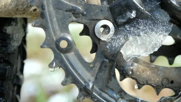 Mtb Krankset Dişlerinden Damlıyor Bisiklet Tatili Sırasında Metalin Üzerinde Eriyen — Stok video