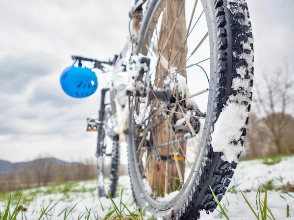 Bakhjulet Mountainbike Med Grov Design Däck För Vinter Cykling Snö — Stockfoto