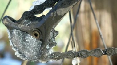 Kar, MTB arka raydan çıkarıcının rölantide yavaşça eriyor. Kirli ve yağlı kafes tabağı, yağlı zincir. Yavaş çekim